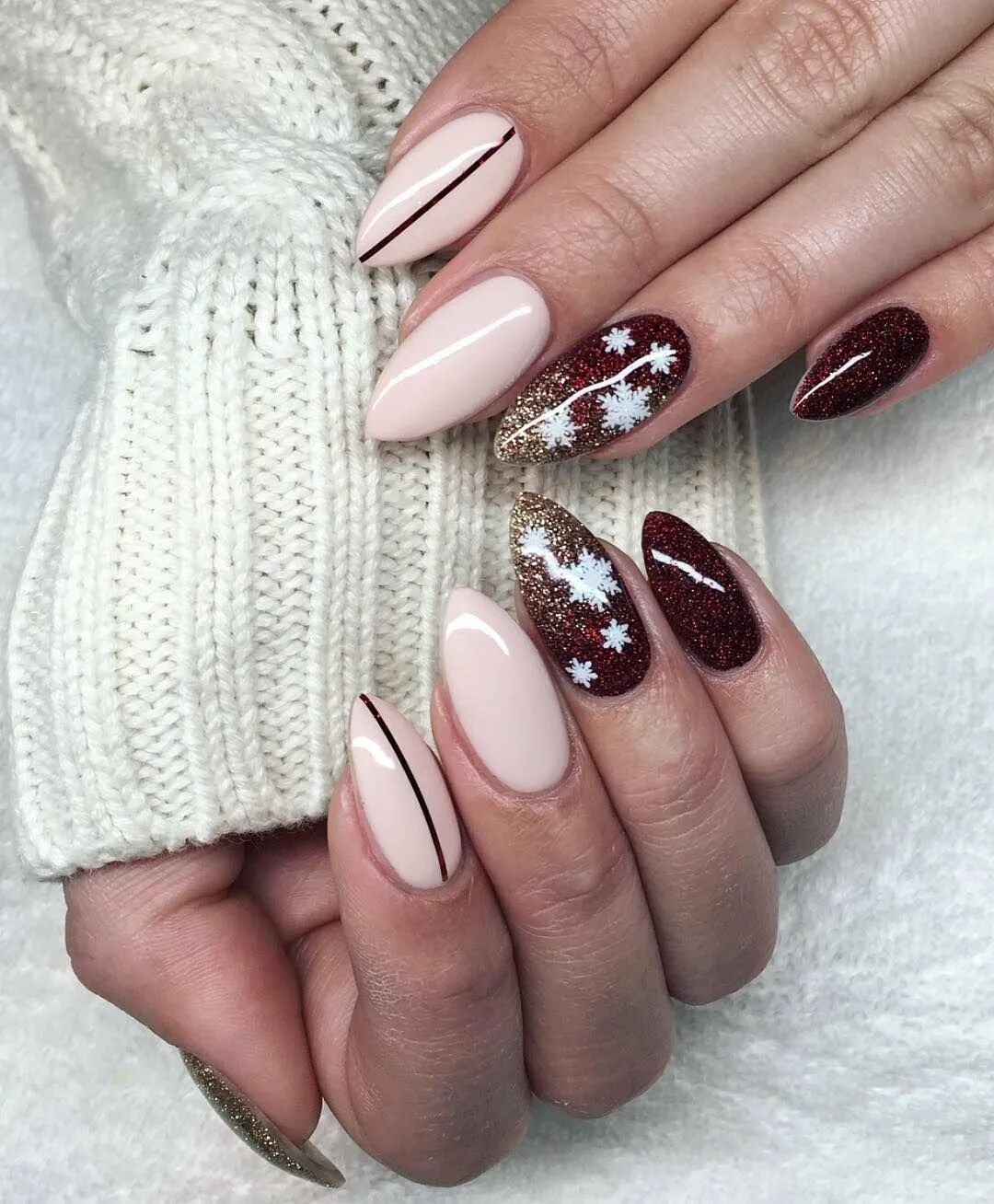 ногти на новый год форма миндаль. красный миндаль 2022. ногти на новый год форма миндаль. нюдовый маникюр 2022 миндаль. маникюр на миндальные ногти.