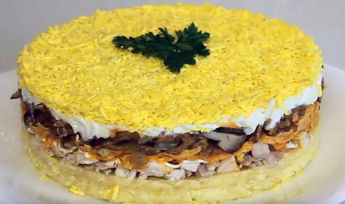 Слоеный салат с курицей сыром и грибами. Салат с черносливом и курицей и грецкими орехами слоями. Салат слоёный с курицей и шампиньонами. Салат с шампиньонами и курицей слоями. Украшение слоеных салатов.