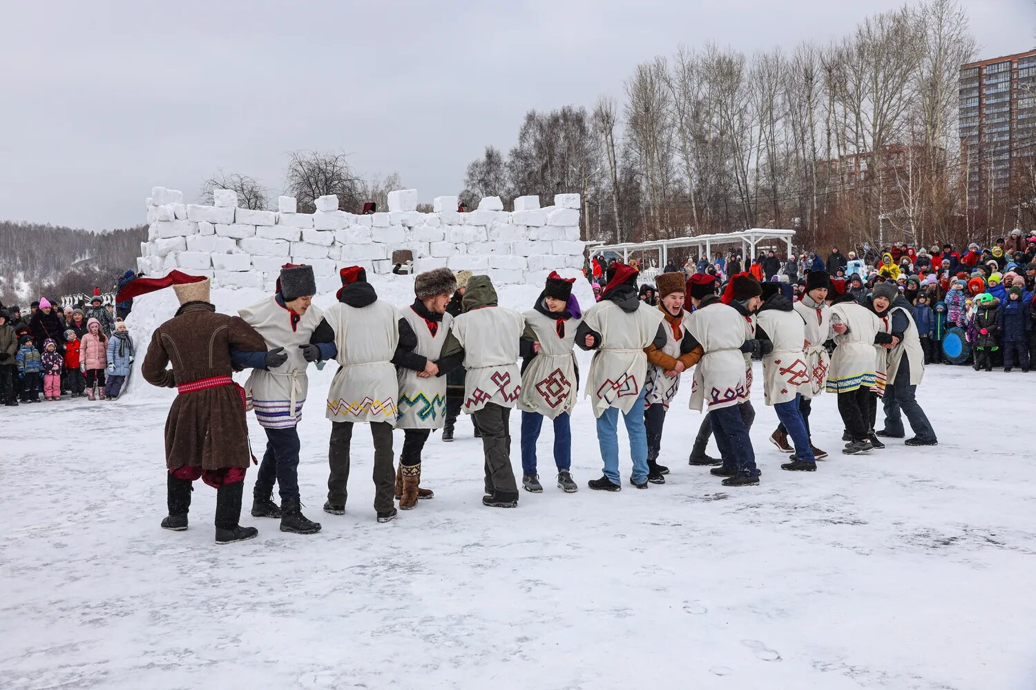 Масленица снежный городок. Взятие снежной крепости. Снежные городки на Масленицу. Взятие снежного городка на Масленицу.