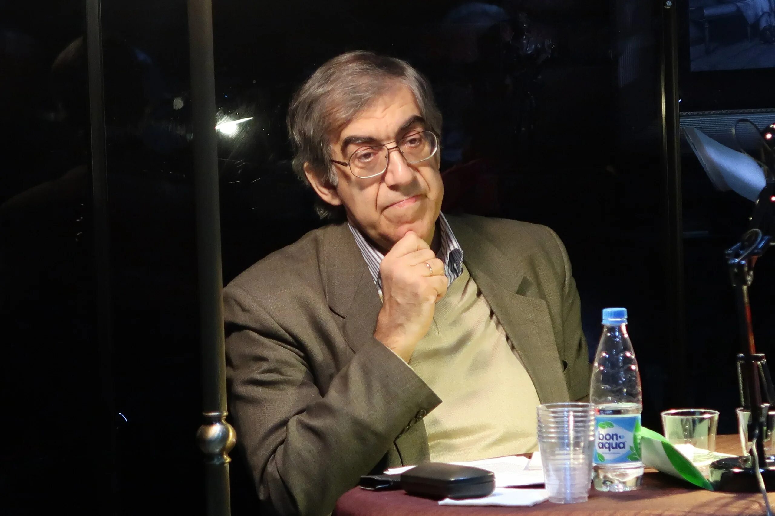 Литературовед критик