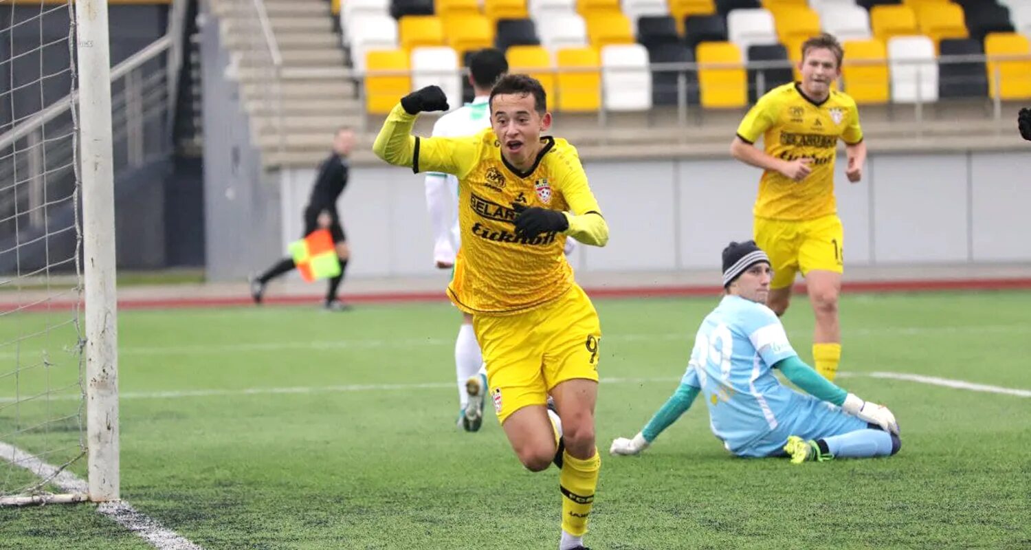 Гомель - шахтер солигорск. Шахтер солигорск чемпион футбол. Солигорск гомель. Солигорск гомель. Александр владимирович марченко фк шахтёр солигорск.