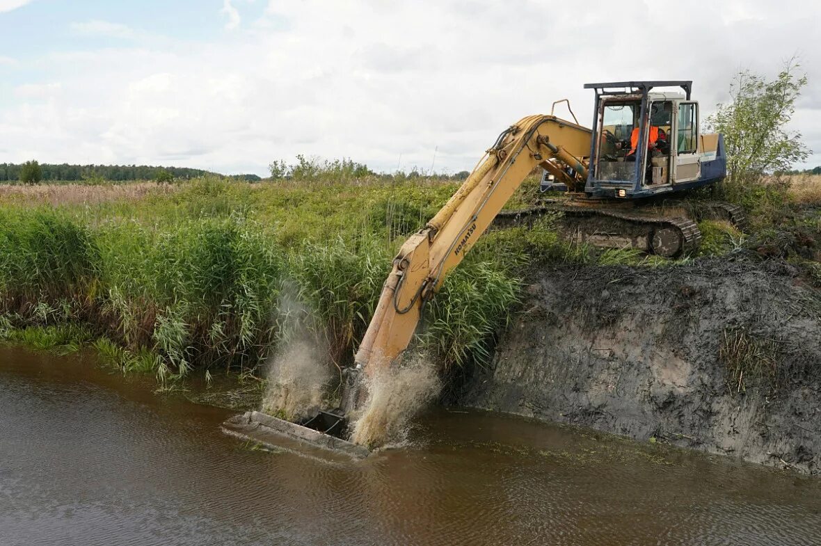 мелиорация болот. осушение людьми заболоченных земель. мелиоративные каналы калининградской области. заболоченные и болотные почвы. осушение людьми заболоченных земель.