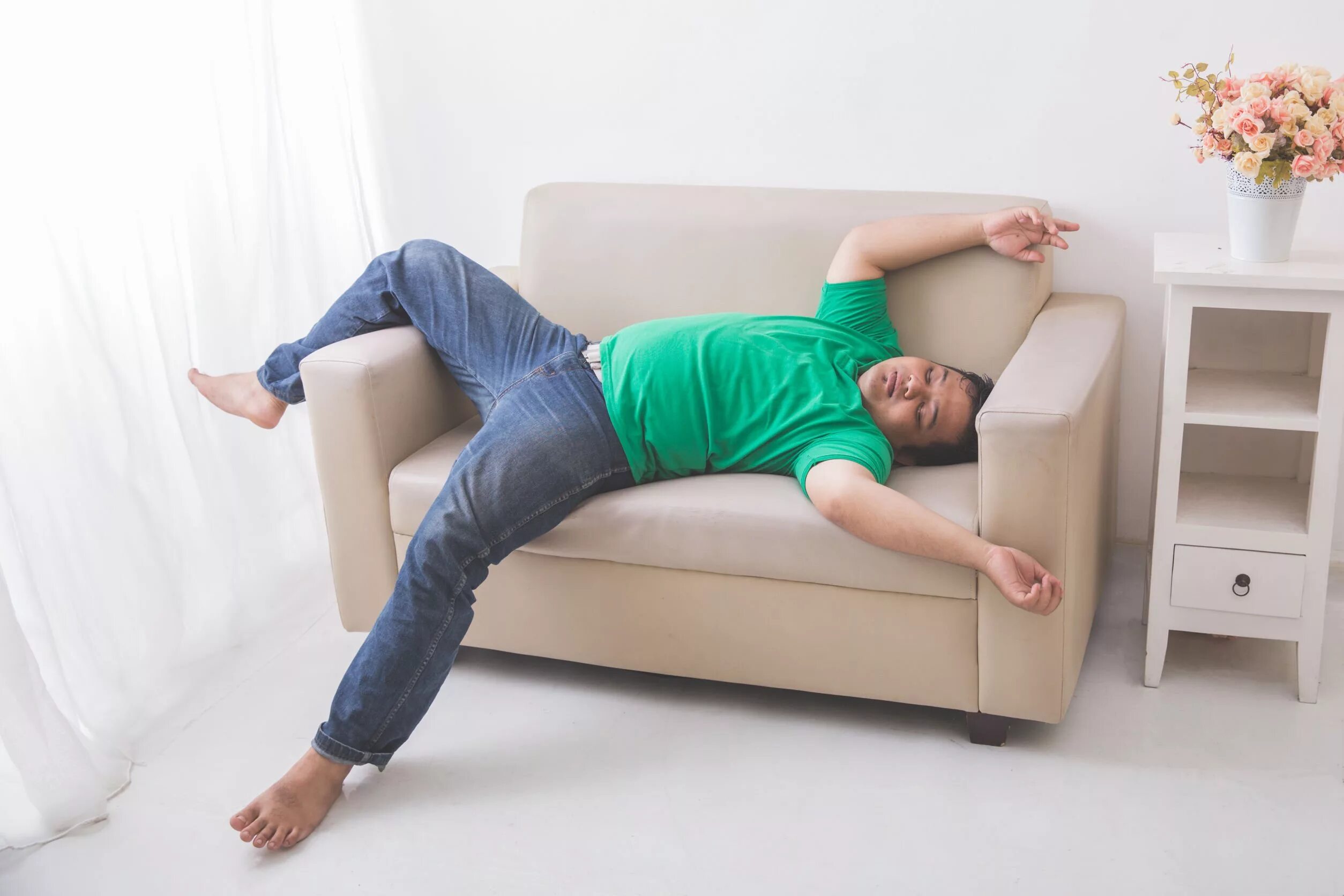 Спящий человек на диване. Человек лежит на диване. Уставший человек на диване.