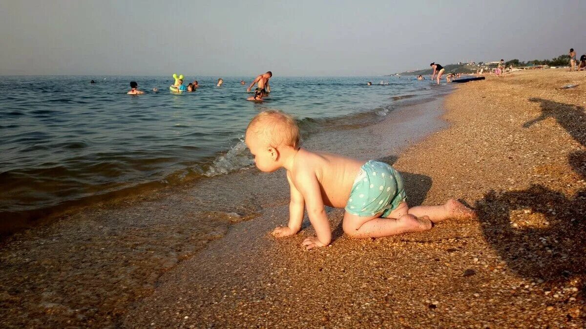 Краснодарский детям куда поехать. Дети на Азовском море. Курорты Азовского моря с детьми. Пляжи Азовского моря дети. Детские пляжи на Азовском море.