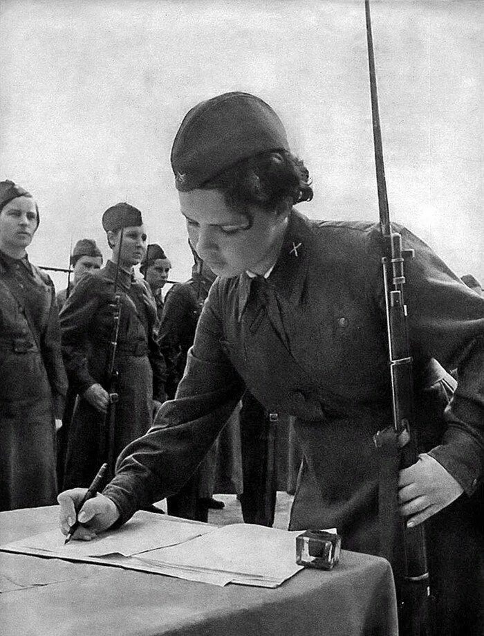 На войну добровольцем женщина пойти. На войну добровольцем женщина пойти. Добровольцы на фронт. Женщины добровольцы в вов. Добровольцы уходят на фронт.