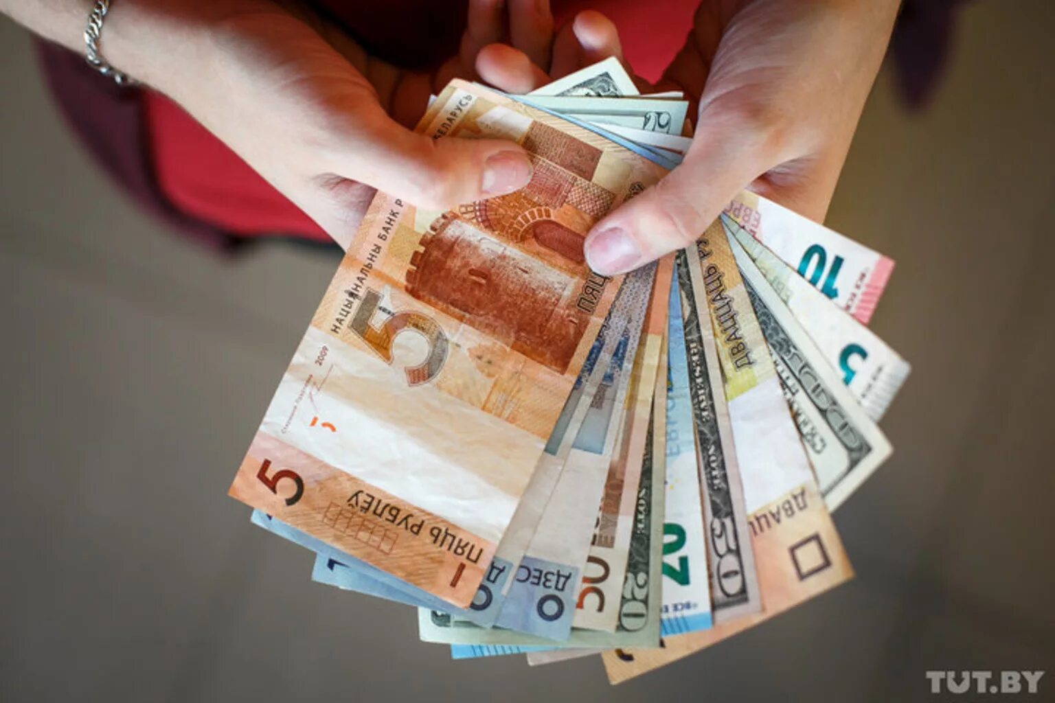Бела в рубли. Белорусские деньги. Белорусские деньги в руках. Деньги в руках. Фотографии белорусских денег.