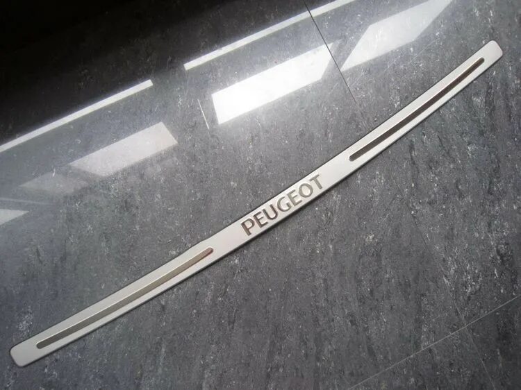 Накладки пежо 408. Накладки на пороги пежо 408. Peugeot 408 накладка на порог. Накладки пежо 408. Пежо 408 2011 педаль.