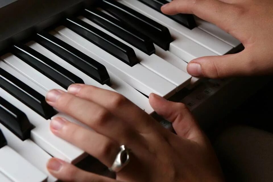 Музыка на пианино от которой дух. Yamaha ydp-164. Пианино в музыкальной школе. Пианино на черном фоне. Что может предложить учитель фортепиано.