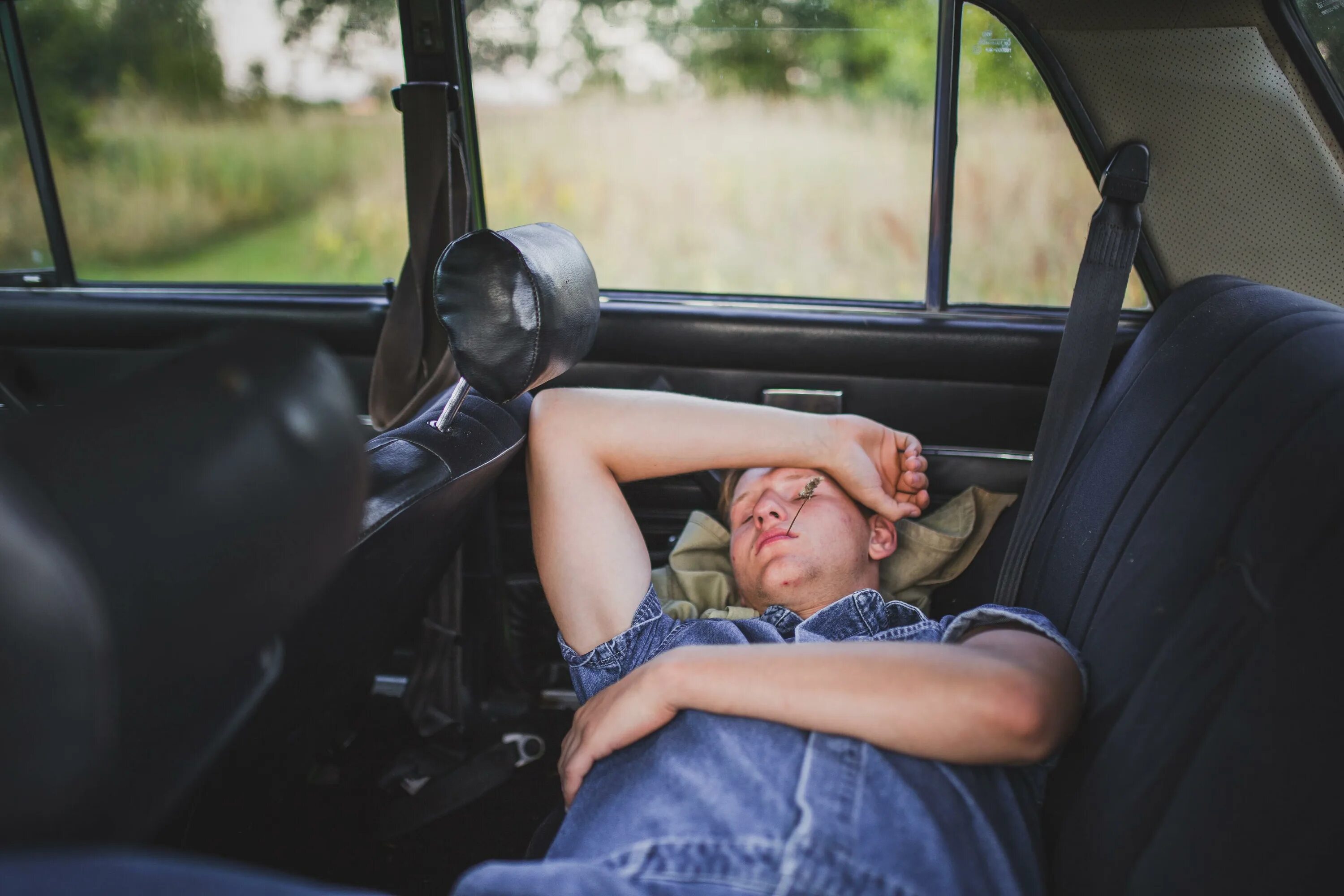 Drive a car sleep. Сон в машине. Спать в машине. Спящий в машине. Уснул в машине.