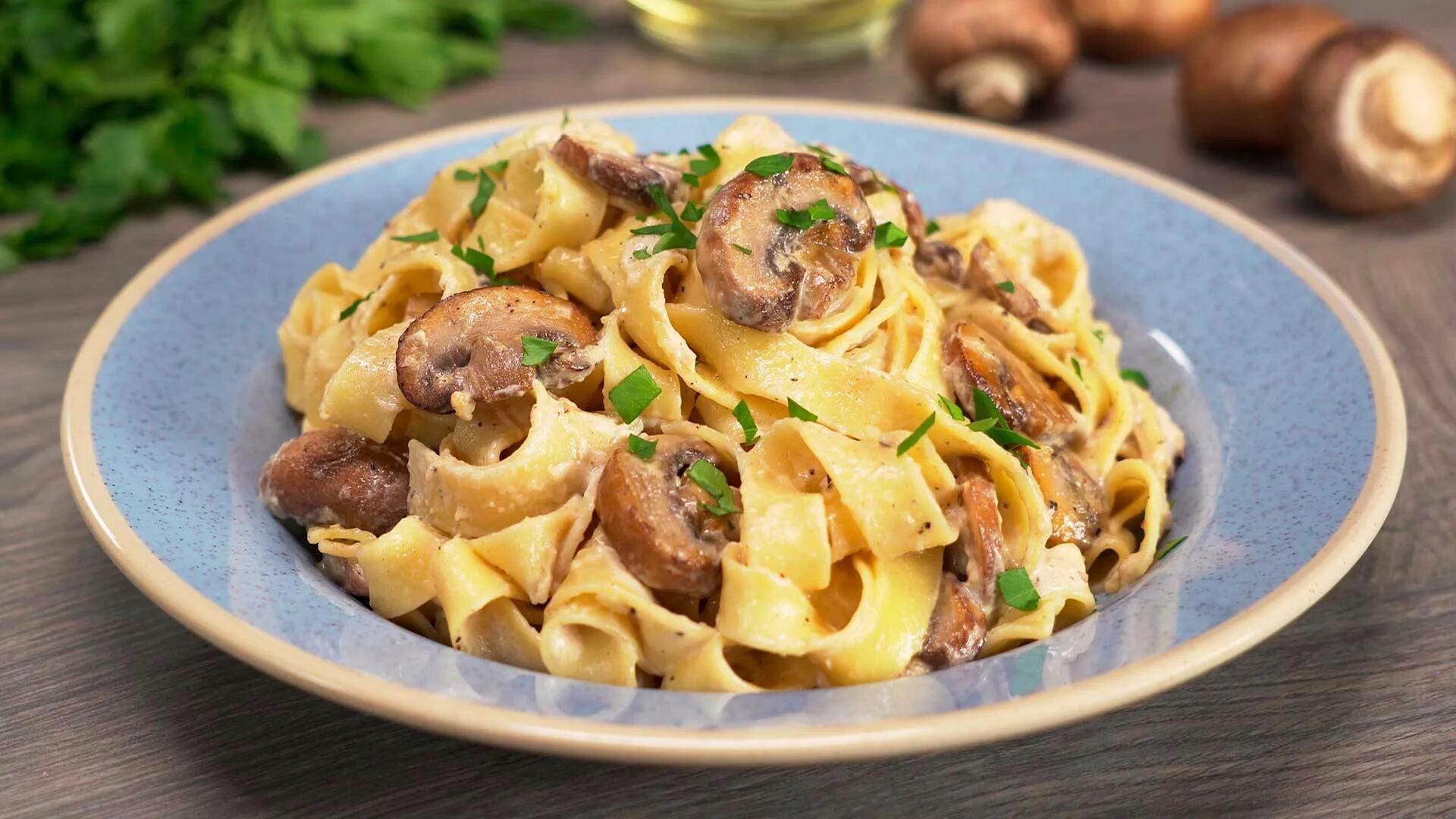 Макароны с грибами и курицей в сливочном. Итальянская паста с грибами. паста грибная карбонара. фетучини с грибами. сливочная паста.