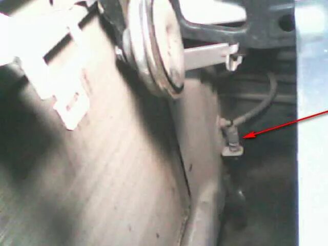 Датчик температуры наружного воздуха 2114 где находится. Датчик температуры окружающей среды 2114. Датчик наружной температуры ваз 2112. Датчик температуры воздуха 2114 где находится. Ваз 2114 датчик температуры охлаждающей.