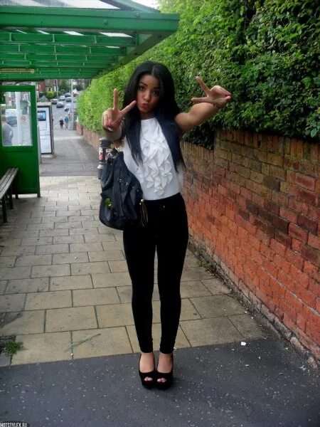 Образ с черным коротким платьем. Красивые девушки невысокого роста. Невысокая брюнетка. Шикарные брюнетки в полный рост. Красивые девушки в джинсах.