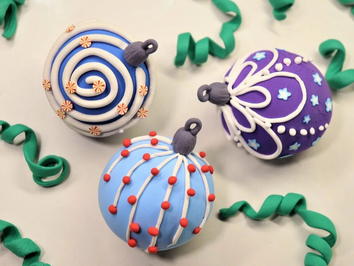 Новогодние шары пластилином. Как сделать елочную игрушку из пластилина. Новогодние поделки. Как сделать елочную игрушку из пластилина. Лепка новогодние игрушки.