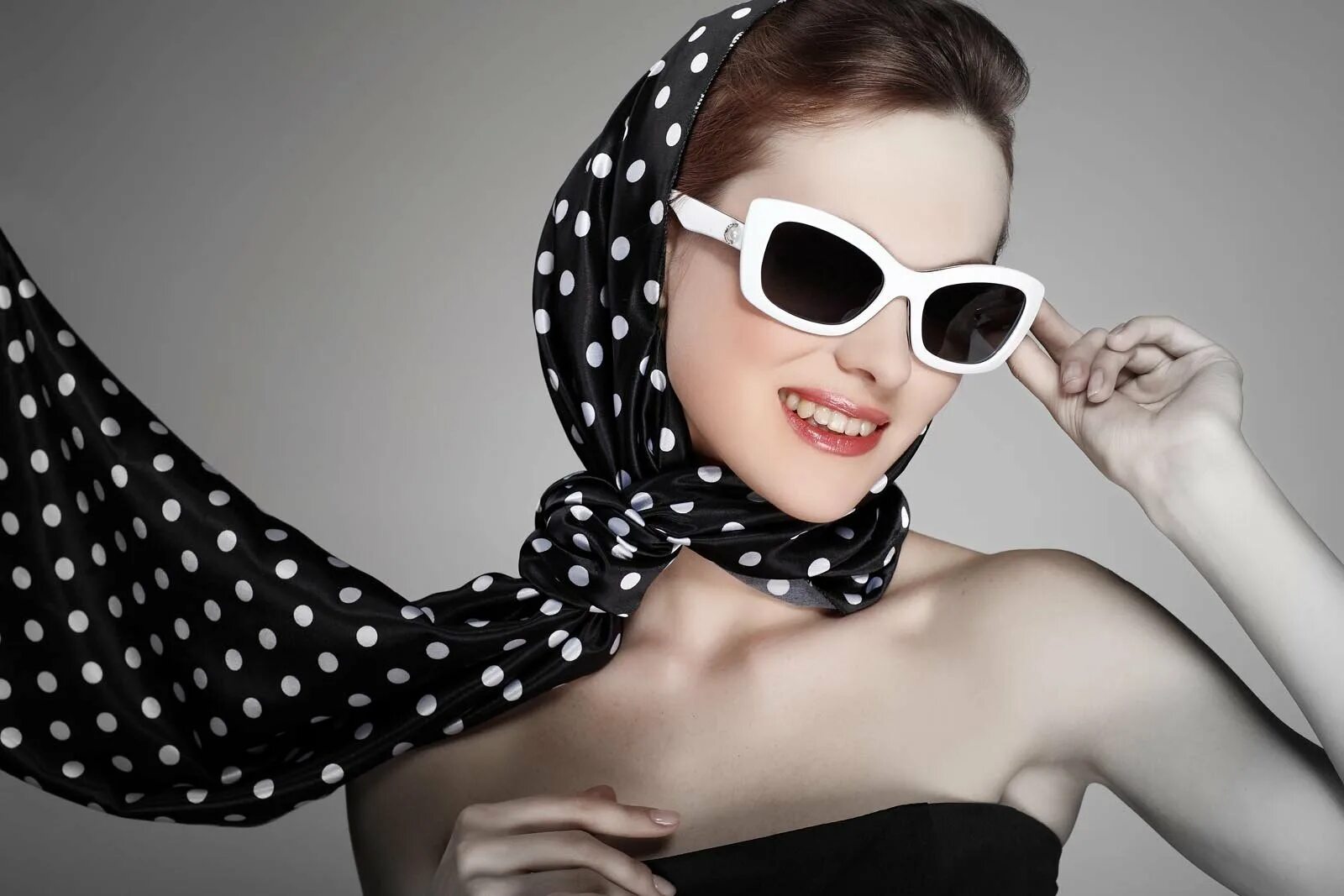 Женщина в платке и очках. Красивые платки для женщин. Косынка поет девушка. Девушка в платье. Тишкова ксения.