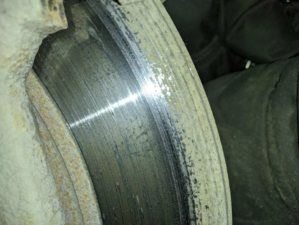 Износ задних дисков. Износ задних дисков. Износ заднего диска 2110. Изношенный тормозной диск. Задние тормозные диски изношены.