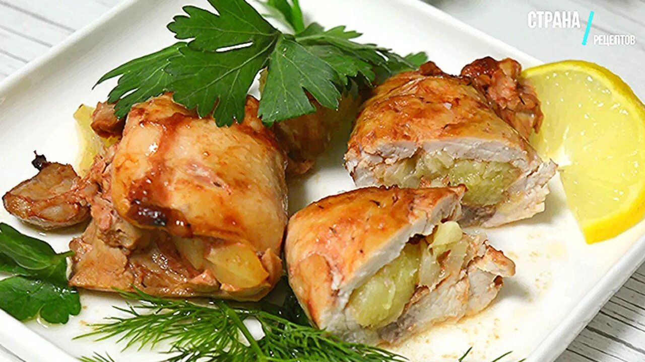 Куриные бедрышки с ананасами. Курица под ананасом и сыром. Курица запеченная в ананасе в духовке. Куриные бедрышки с ананасами. Курица с ананасами в духовке под сыром.