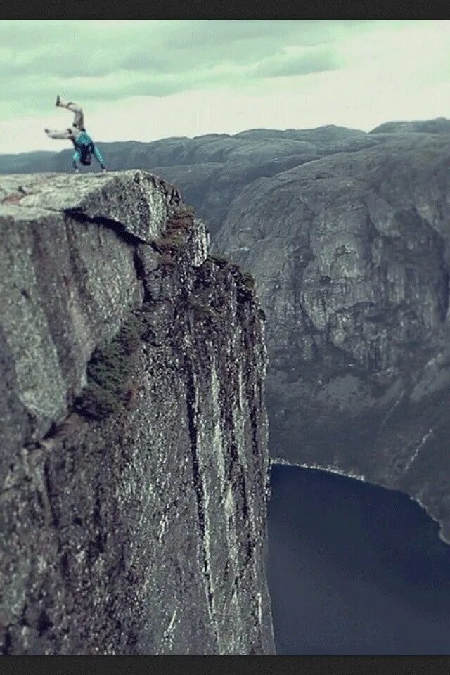 Человек прыгает со скалы. Разбежавшись прыгну со скалы мем. Человек прыгает со скалы. Чили прыгну со скалы. Клифф дайвинг крым.