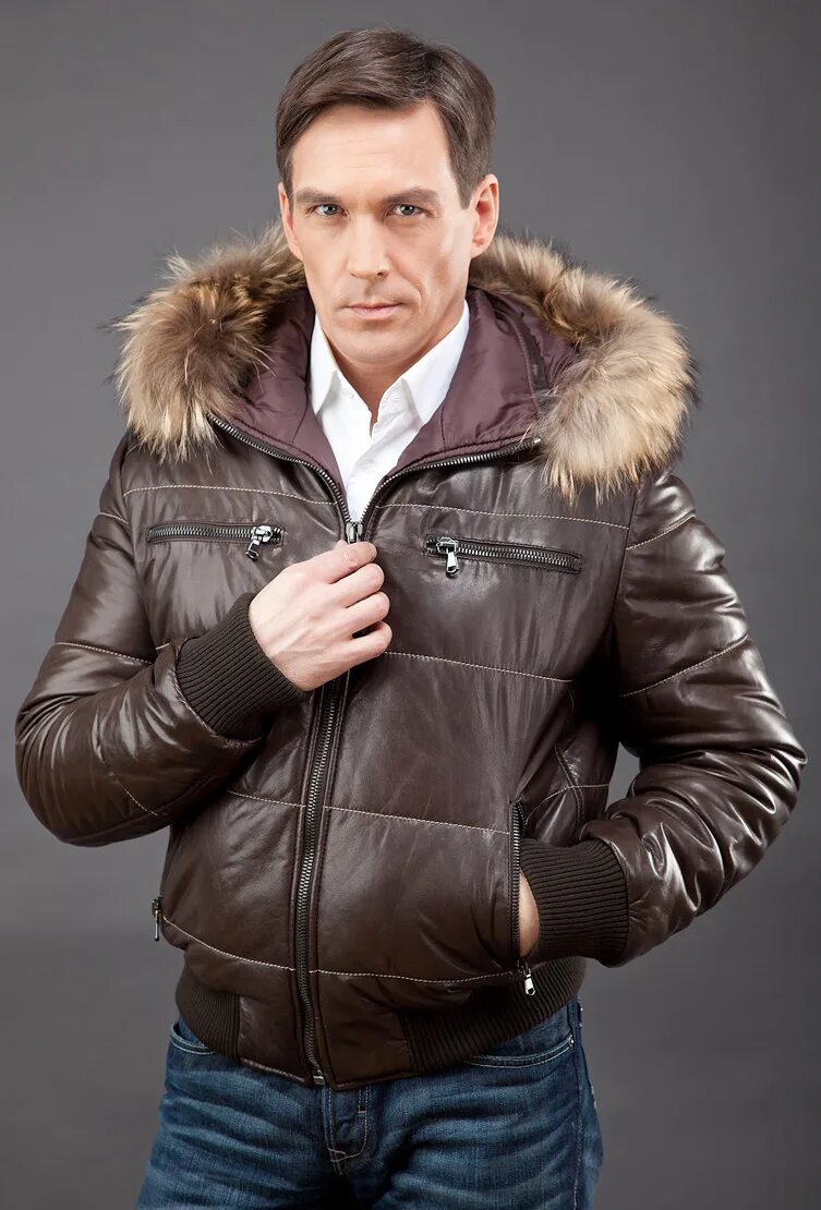 Натуральные пуховики мужские. Зимняя кожаная куртка мужская. Куртка с мехом мужская. Модные зимние куртки мужские. Пуховик мужской.