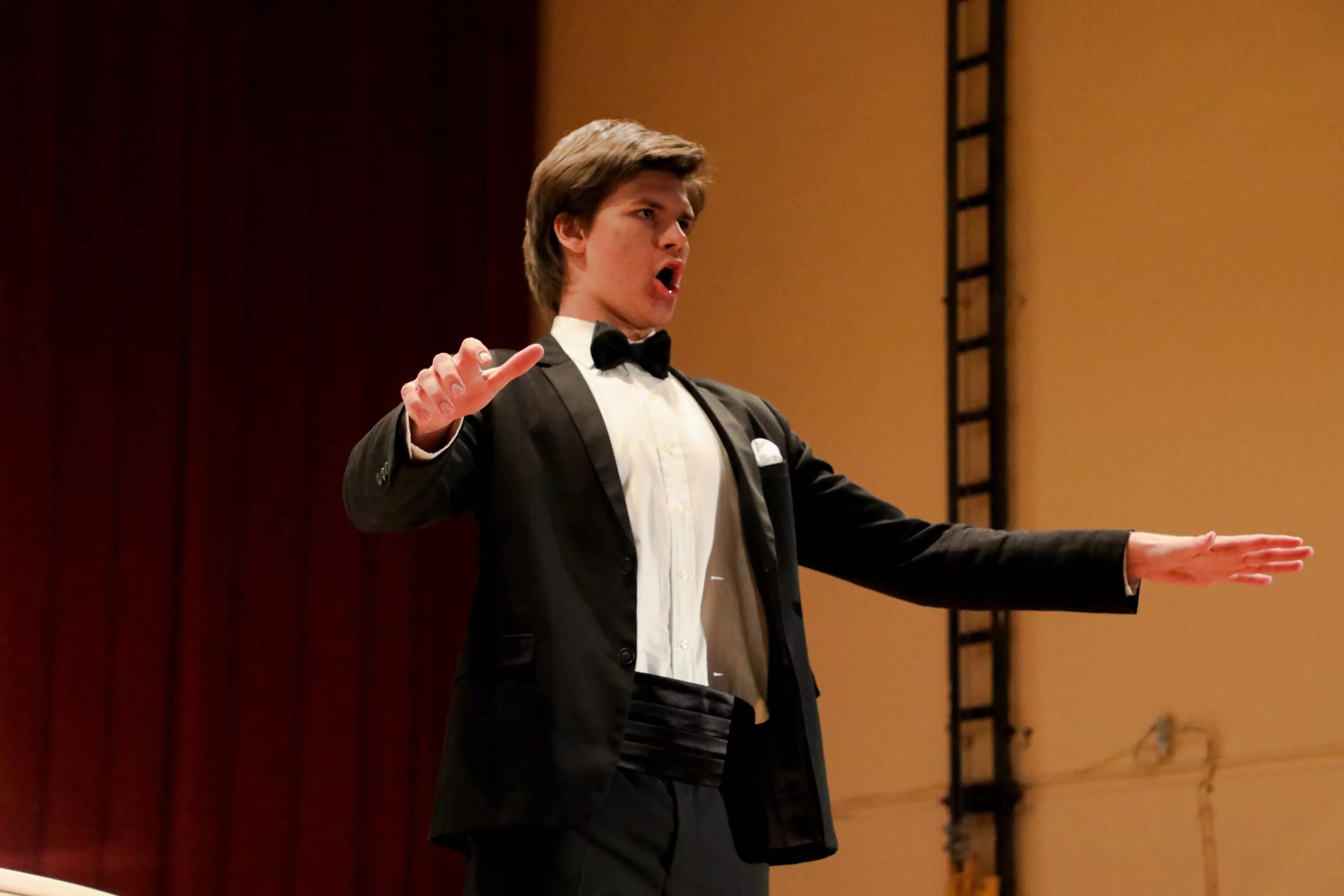 Выступление солиста. Солист мариинского театра бас. Концерт солистов театра оперы и балета бишкек. Оперные солисты мариинского театра. Солист сатоб говзич.