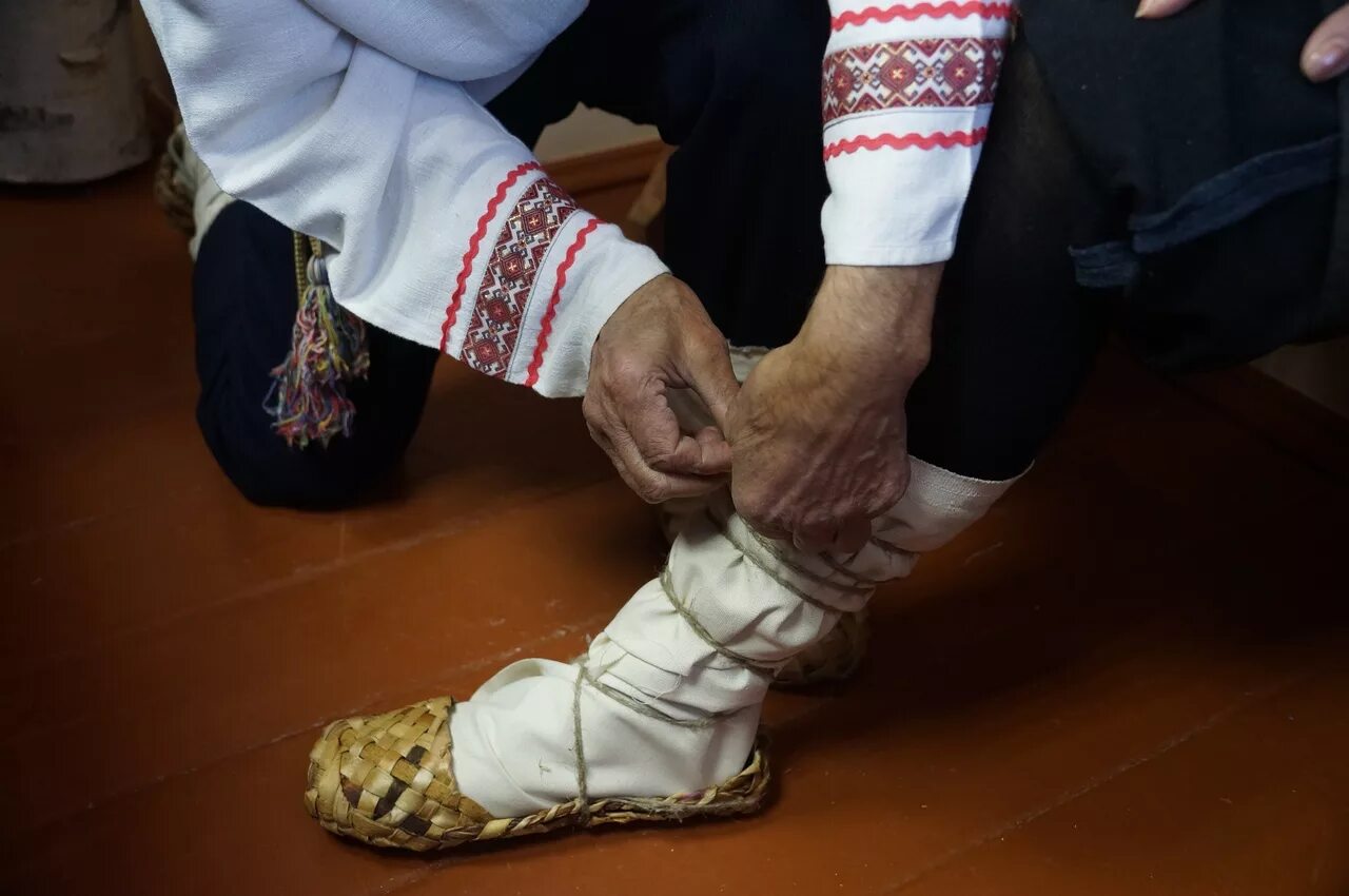 Онучи и лапти. Чувашские онучи. Обувь древней Руси онучи. Онучи русская народная мужская.