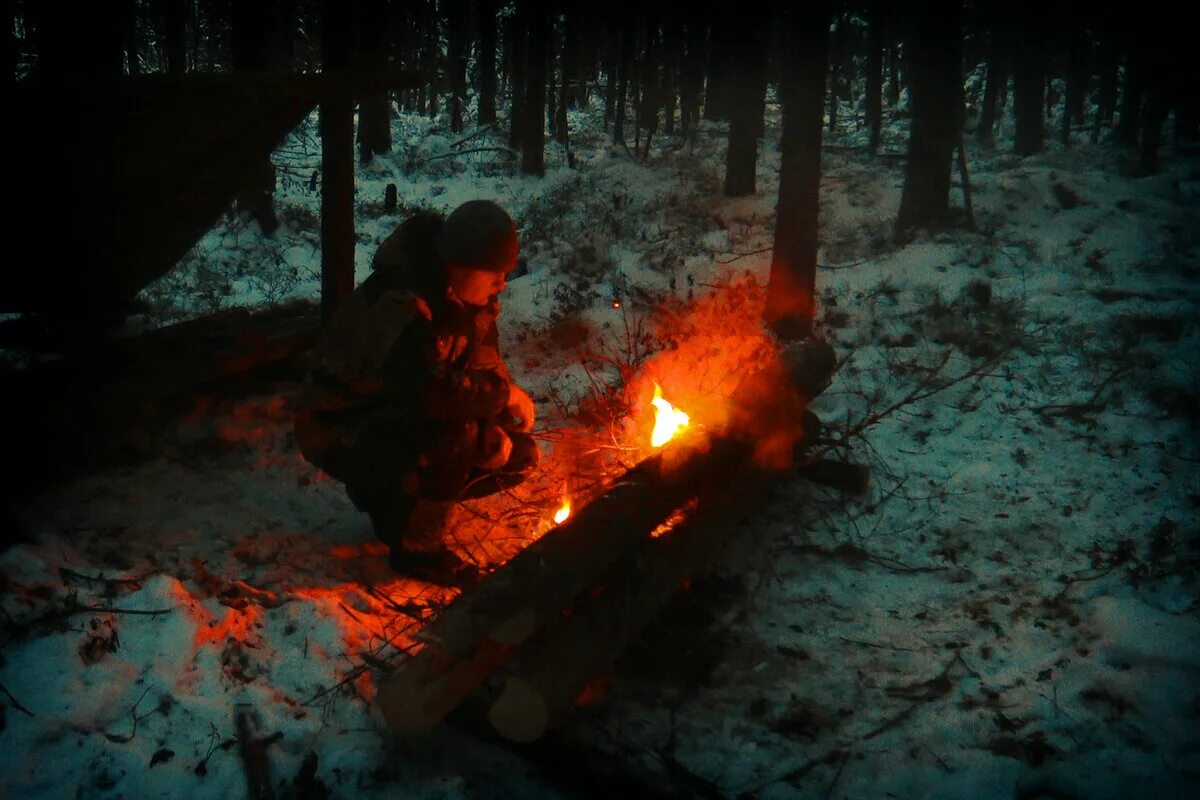 Ночую в лесу зимой. Зимний поход с палаткой. Ночевка зимой в лесу у костра. Ночлег в зимнем лесу. Таёжный бушкрафт.