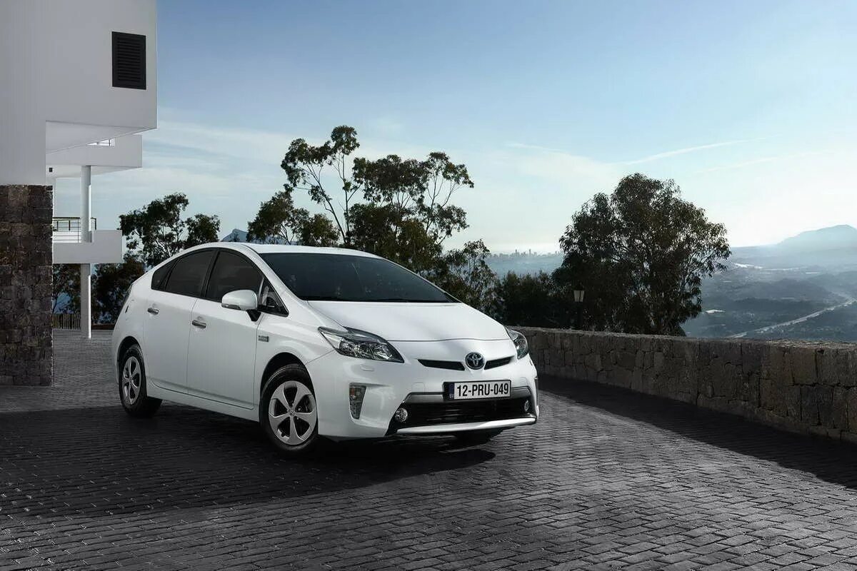 Приус альфа гибрид. Тойота Приус 2013. Toyota Prius Hybrid 2013. Toyota Prius v White. Тойота Приус гибрид обои.