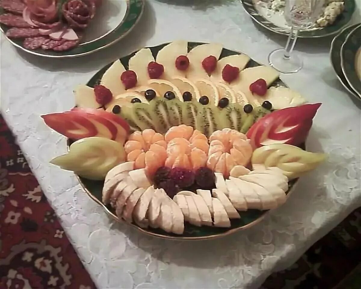 холодные закуски. нарезка на праздничный стол. украшение холодных закусок. сервировка блюд праздничного стола своими. украшение нарезки.