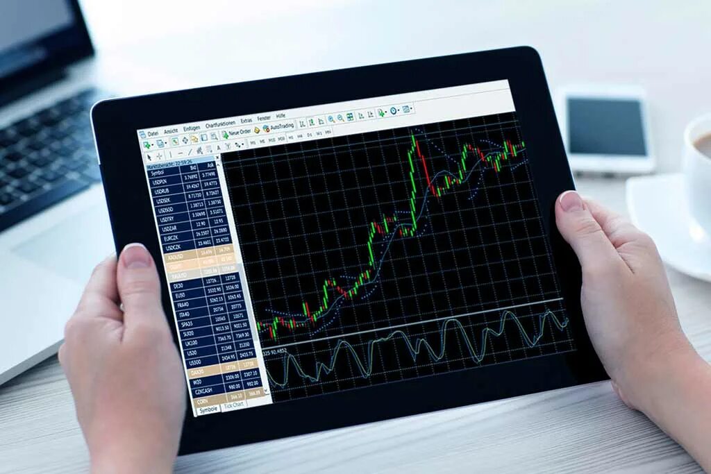 Планшет для трейдинга. Фондовый рынок черный фон. Интернет-трейдинг на рынке ценных бумаг. Мониторы трейдера. Трейдер на бирже.