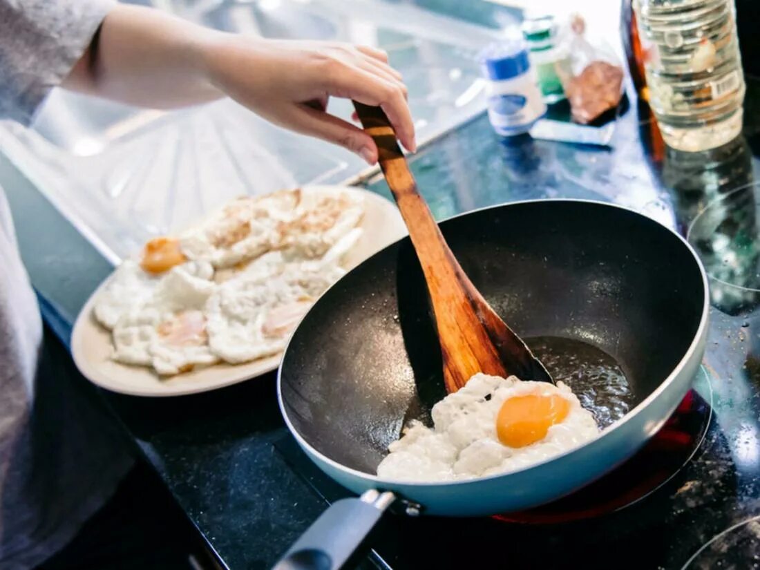 Cooked egg. Готовим завтрак. Готовка на кухне. Сковорода с яичницей. Готовка еды яичница.