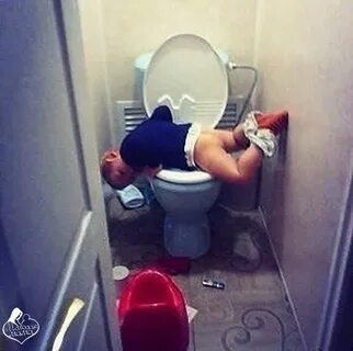 Писает в унитаз