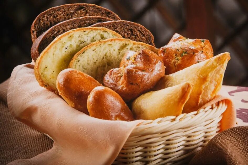 корзина с выпечкой.