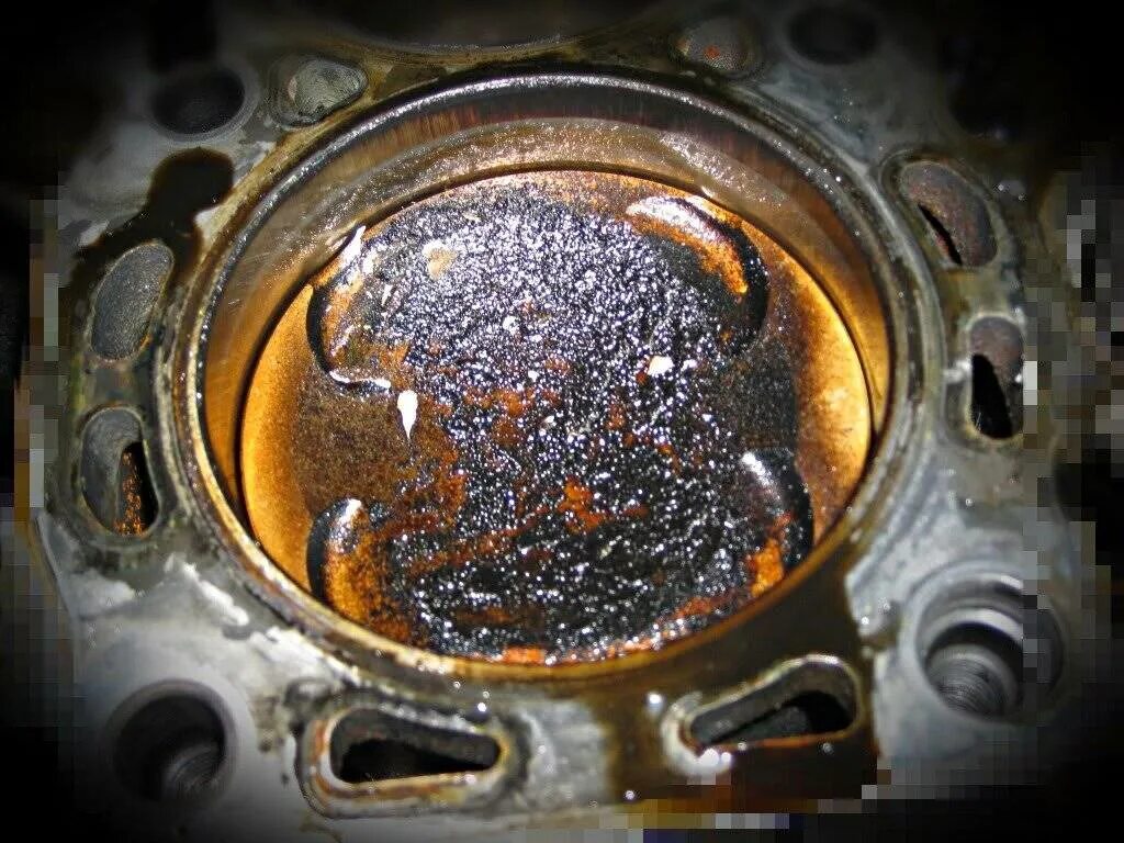 Nissan Pathfinder 2013 дизель прогорел поршень. Налёт ржавчины на поршневой КАМАЗ 740. УАЗ 409 просачивается масло в камеру сгорания. Коррозия в цилиндрах двигателя.