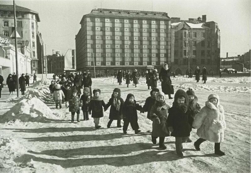 Поколения после войны. Карелия СССР. Прогулка на улице 1949 год.