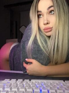 У нее привлекательная внешность, большая грудь, стройное тело и накаченные ...