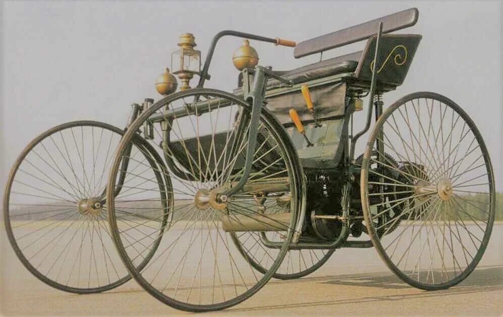 1885-1886 Бенц и Даймлер. Готлиб Даймлер автомобиль 1889. Четырехколесный Фаэтон Готлиба Даймлера (1886). Даймлер Бенц первый автомобиль. Первые автомобили называли