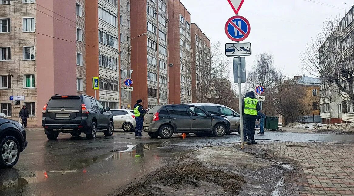 Новости кирова сегодня свежие события. Автомобиль на перекрестке. Перекресток автомобильный. Перекресток Кострома.