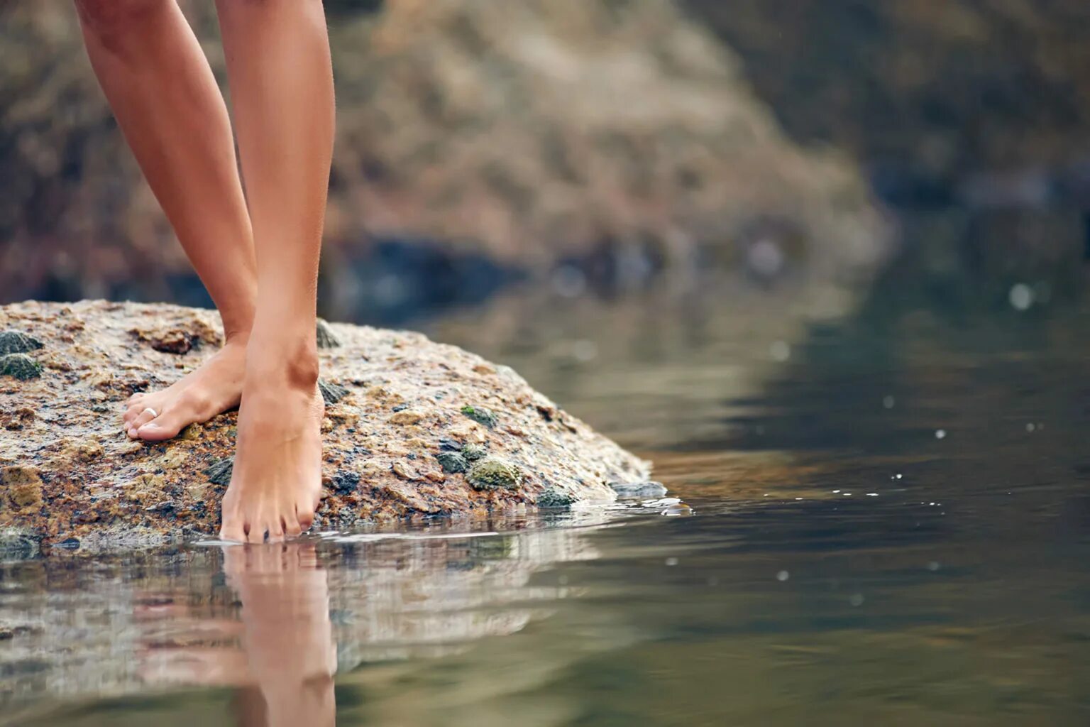 Ноги в воде. Ноги девушки в воде. Ноги в воде фото. Ноги налитые водой