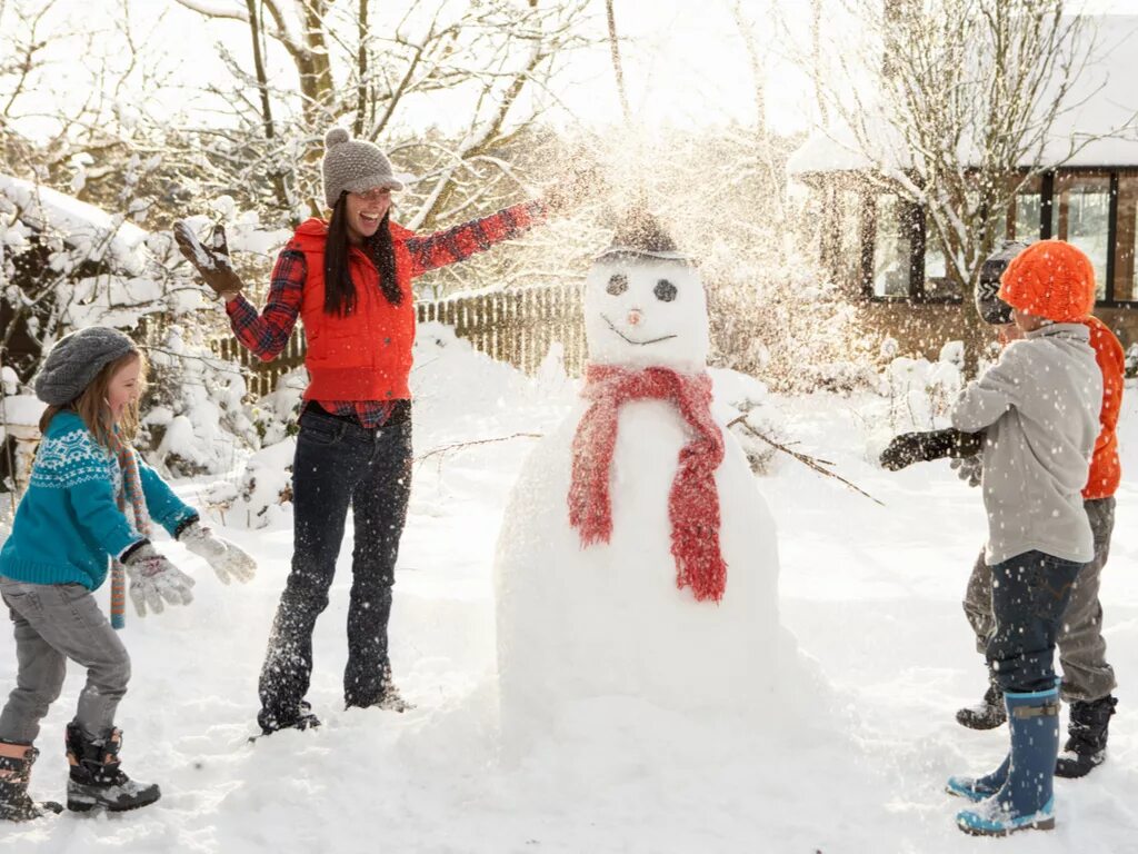 новогодние старты на свежем воздухе для детей. зимние забавы на свежем воздухе для детей. зимние развлечения. новогодние развлечения для детей на улице. зимние развлечения для детей.