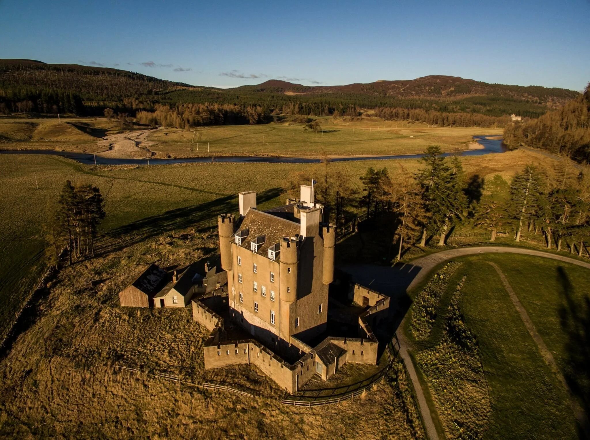 Secret castle. Замок Бремар, Шотландия. Замок Данвеган Шотландия. Малькольм Касл Шотландия. Берли замок Шотландия.