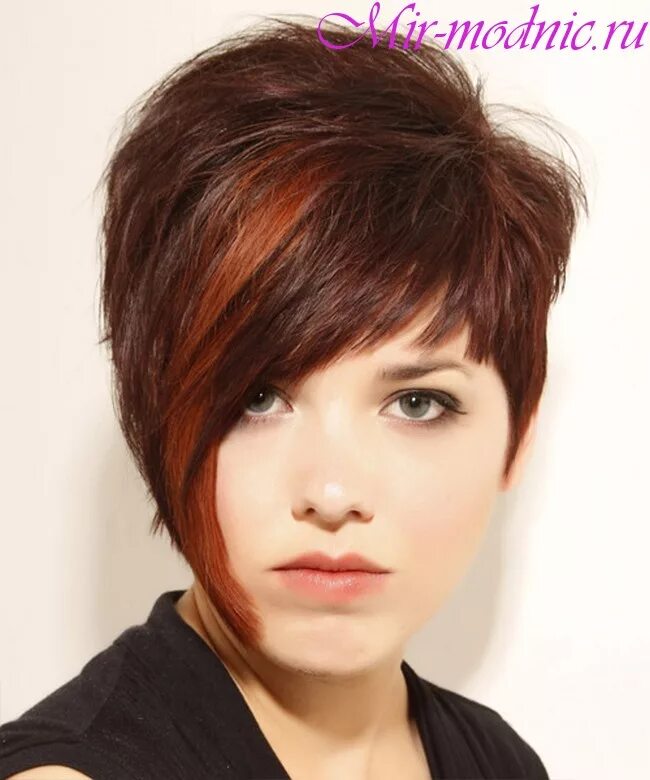 ассиметричные стрижки. женская стрижка короткая с несведенными зонами. асимметричная прическа. пикси стрижка ассиметричная. симметрия стрижка женская на короткие волосы.
