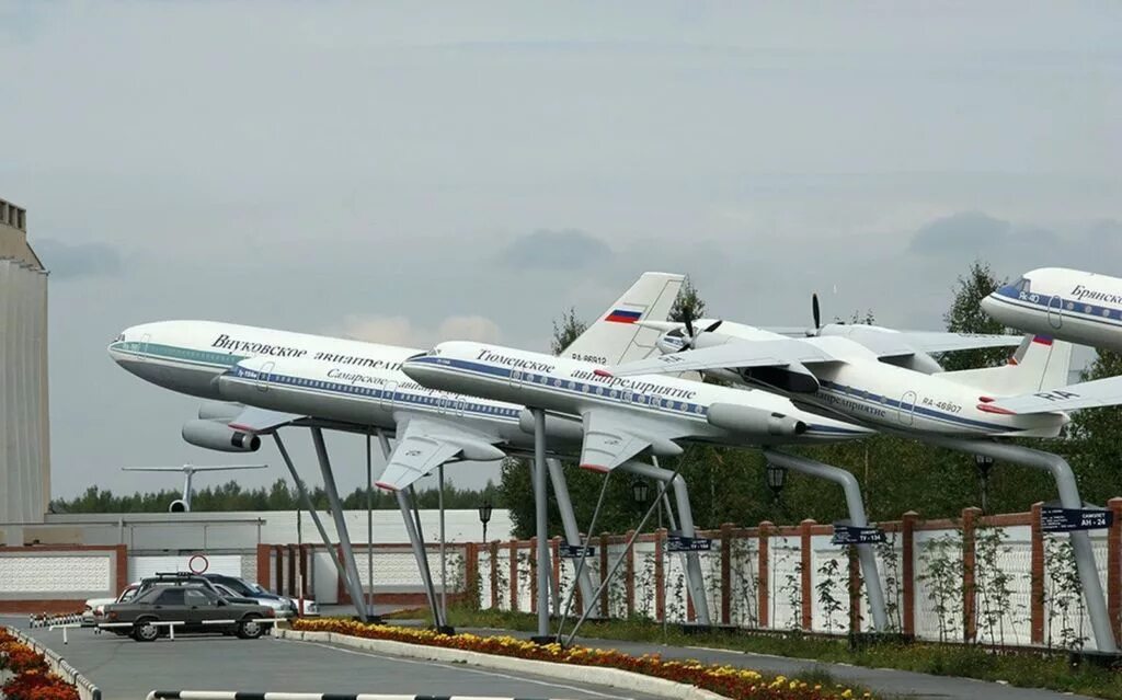 Международный аэропорт нижневартовск. Старый аэропорт нижневартовска. Аэропорт ханты-мансийск. Новый аэропорт нижневартовск. Памятник самолет нижневартовск.