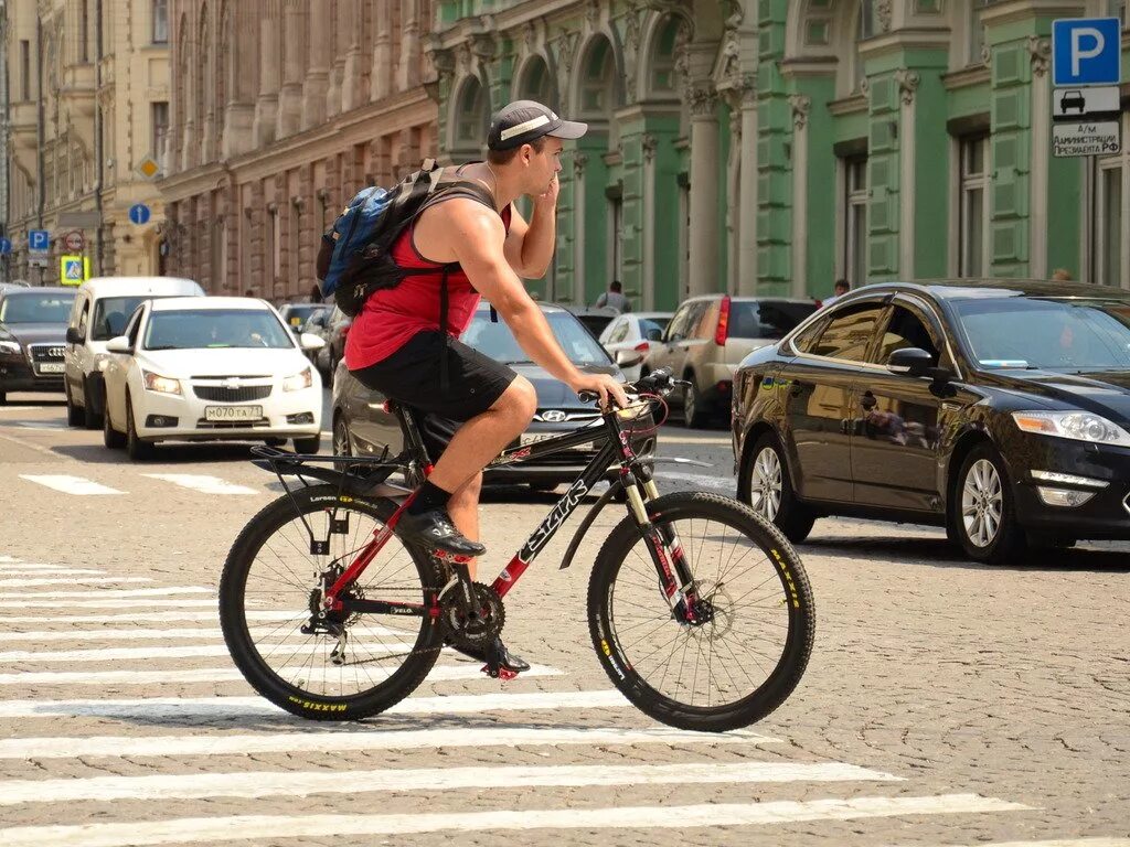 Велосипед на дороге. Человек на велосипеде. Велосипедист в городе. Езда на велосипеде. Велосипедист двигался по шоссе