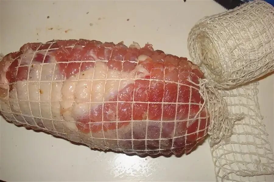 Пироги с сеточкой. Колбаса рулет из курицы. Рулет в сетке из свинины. Украшение пирога сеточкой. Рецепт сетка.