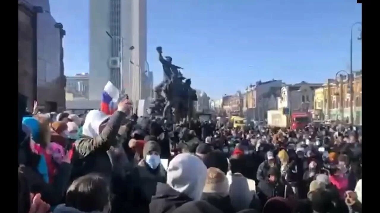 Также как и вчера на площади