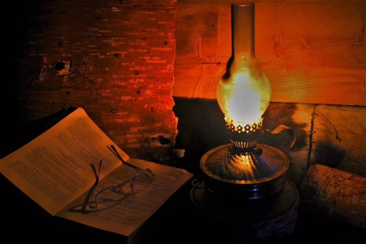 лучина и керосиновая лампа. свеча керосиновая лампа. свет от свеч до лампочки. лампада керосинка. свеча керосиновая лампа.