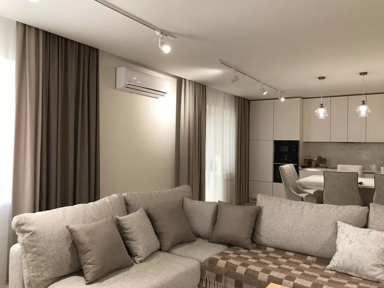 Кухня гостиная шторы интерьер Grey Based Decor With Warming Accent Colours Modern apartment living room, Elega
