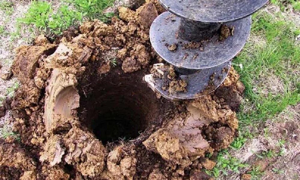 Бурить яму. Бурение ям под столбы. Лунки для столбов забора. Бурение ям ø200мм под столбы ограждающего забора. Бурить яму.