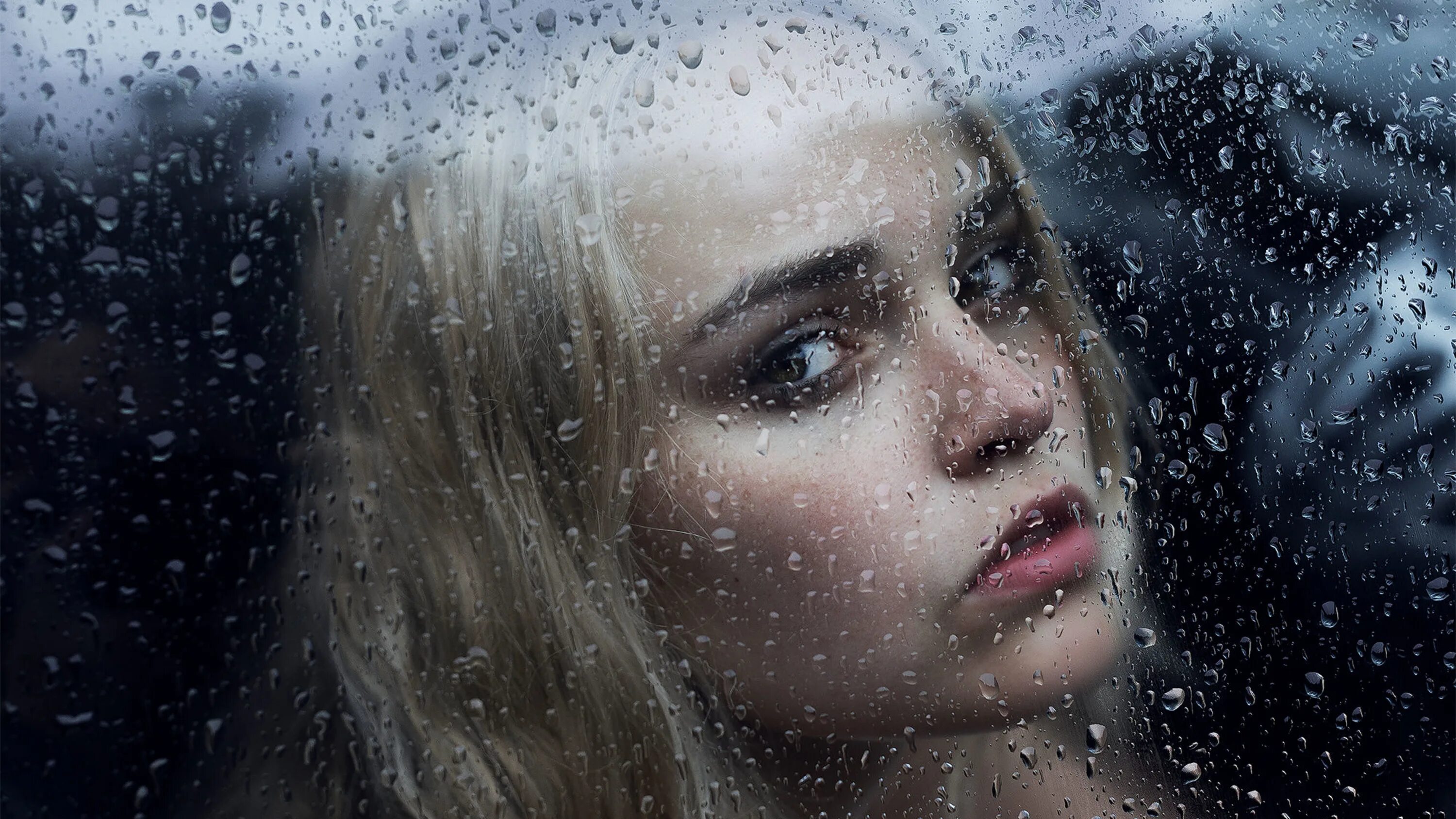 Слез русские. Девушка под дождем. Фотосессия с мокрым стеклом. Капли дождя на лице. Девушка за стеклом.