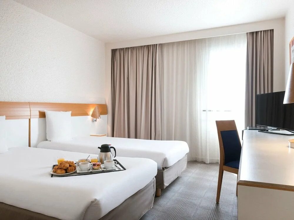 Est hotel. Novotel Paris est Париж отель. Novotel первый отель во Франции. Novotel Paris est номер стандарт. Французский отель Novotel 80 года.