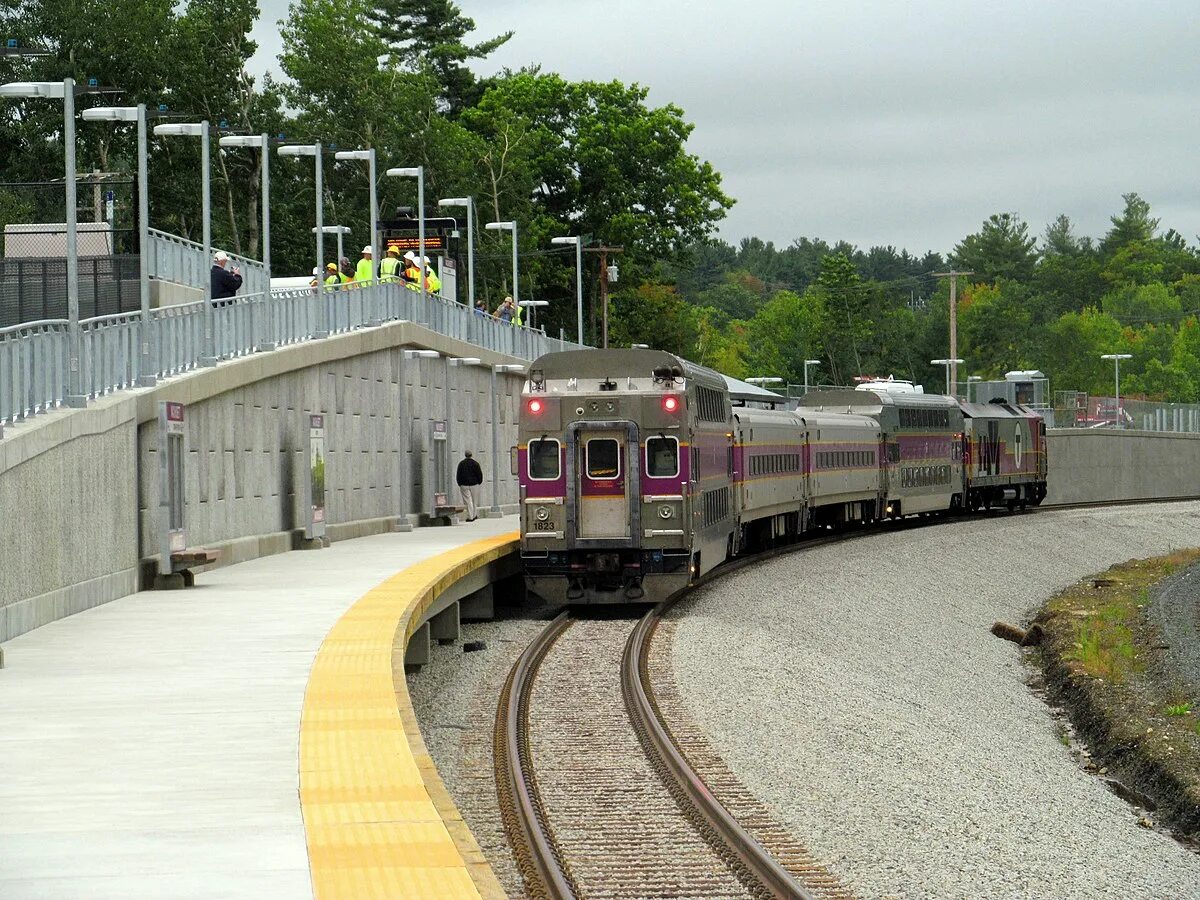 MBTA Commuter Rail. Wickford Junction Station. Purple Commuter Train. Перрон джерси Сити. Коммерческая железная дорога